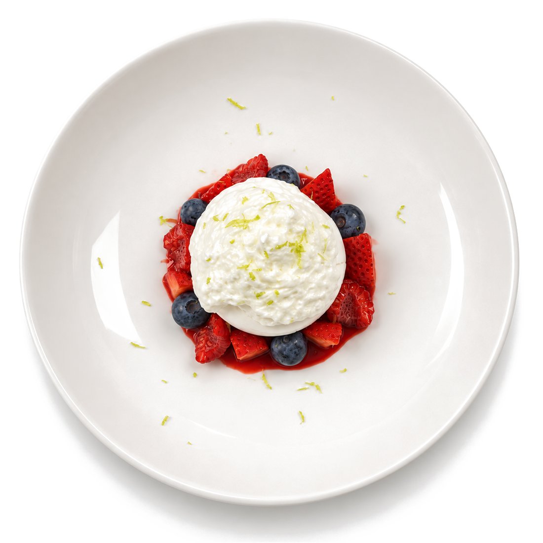Pavlova aux fruits rouges, fraises, framboises et myrtilles, zeste de citron vert, par LYS